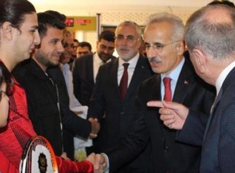 Bakanlar Uraloğlu ve Işıkhan’ın Midyat Ziyareti: Yerel Kültürle Buluşma Anları