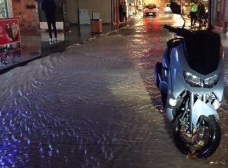 Çeşme’de Korkutan Sel: Su Baskınları Hayatı Durma Noktasına Getirdi