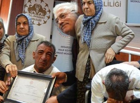 44 Yaşında Okuma Yazma Öğrenen ‘Dertli Cumali’nin İnanılmaz Hikayesi: Yürümek İçin Mücadele Ediyor!