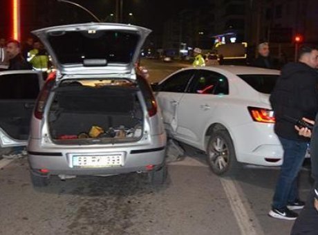 Alkolle Aracıyla Kaçan Sürücü, Emniyet Müdürü Yardımcısının Makam Aracına Çarptı!