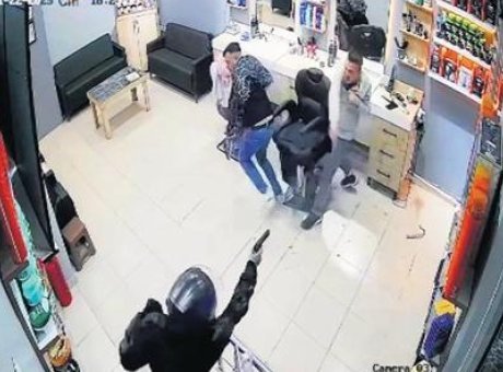 Berber Dükkanında Çıkan Silahlı Kavga: 1 Ölü, 5 Yaralı!