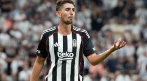 Beşiktaş'tan Gen&ccedil; Yıldız Ege Tıknaz&rsquo;a Kiralık Form&uuml;l&uuml;: Ayrılık Kapıda mı?