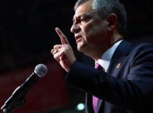 CHP'nin Yeni G&uuml;&ccedil; Merkezi: &Ouml;zg&uuml;r &Ouml;zel'in A Takımıyla Siyasi D&ouml;n&uuml;ş&uuml;m