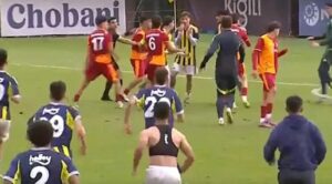 Fenerbah&ccedil;e-Galatasaray U19 Derbisinde Şok Olay: Yumruklar Havada U&ccedil;uştu!