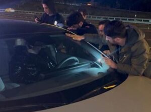 Gece Yarısı Otoyolda Şok Anlar: Direksiyonda Uyanamayan S&uuml;r&uuml;c&uuml;ye İtfaiye M&uuml;dahalesi