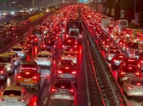 İstanbul’da Cuma Akşamı Trafiği: Sürücüler Kilitlenme Tehlikesiyle Karşı Karşıya!
