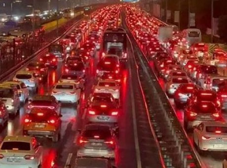 İstanbul’da Trafik Kaosu! Yoğunluk Yüzde 87’ye Ulaştı, İlerlemek Mümkün Değil