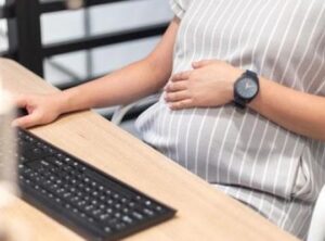 Kadın &Ccedil;alışanlar İ&ccedil;in Tarihi Değişim: Doğum İzni S&uuml;resi 24 Haftaya &Ccedil;ıkıyor!