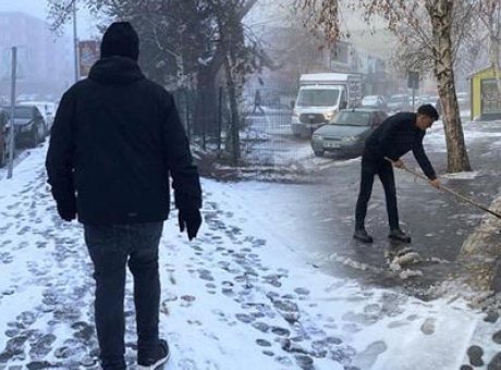 Karla Kaplı Şehirlerde Görüş Mesafesi Sıfıra Düştü: Hayatlar Durduruluyor!