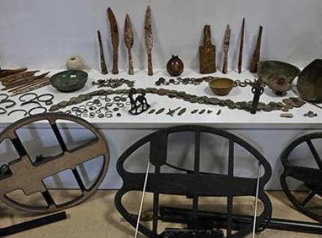 Muş’ta Şok Baskın: Evlerden Çıkan Tarihi Hazine ve Silah Stoğu