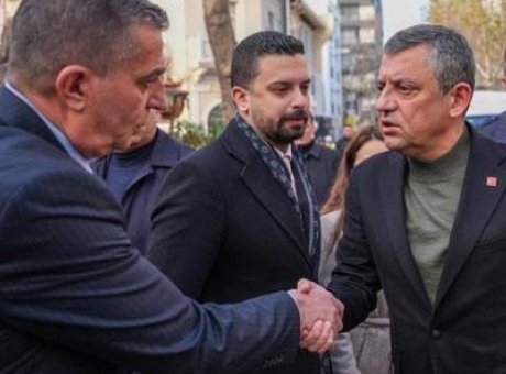 &Ouml;zg&uuml;r &Ouml;zel, Şehzadeler Belediyesi’nde Duygusal Taziye Ziyareti Ger&ccedil;ekleştirdi