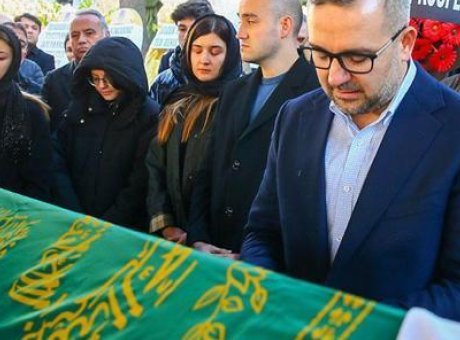 TCMB Başkanı Karahan’ın Annesinin Cenazesinde Duygusal Anlar: Bakanlar ve Yakınları Bir Araya Geldi