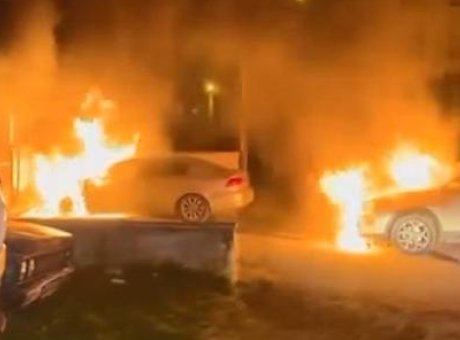 Alevler İ&ccedil;inde Kalan İki Ara&ccedil;: Park Halindeki Otomobilde Korkutan Yangın