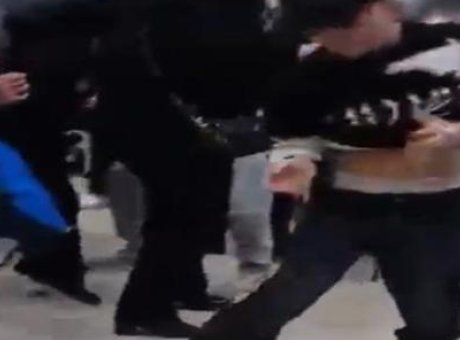 Alışveriş Merkezinde Bıçaklı Kavga: İki Genç Tutuklandı