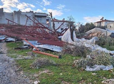 Antalya’da Hortum Tahribatı: 5 Ev, &Ccedil;ok Sayıda Ara&ccedil; ve Ağa&ccedil;lar Zarar G&ouml;rd&uuml;