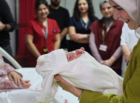 Bakan G&ouml;ktaş, Yeni Yılın İlk Bebeklerine Sevgi Dolu Ziyaretler Ger&ccedil;ekleştirdi