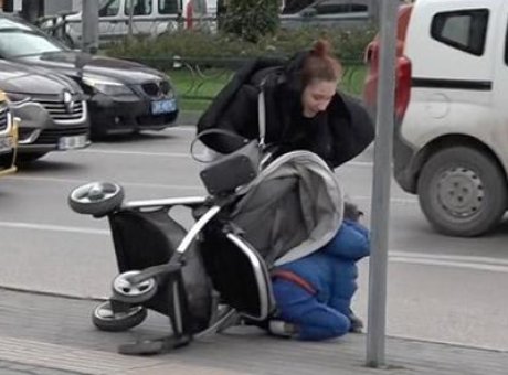 Bursa’da Şiddetli Lodos Hayatı Olumsuz Etkiledi: Bebek Arabası Devrildi