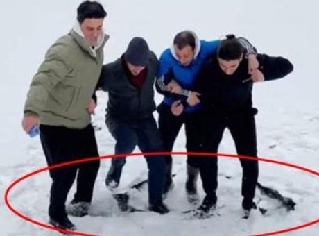 Buzun &Uuml;st&uuml;nde Eğlence Sonrası Şok: Gen&ccedil;ler Derin Suyun Kollarında!