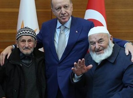 Cumhurbaşkanı Erdoğan, 100 Yaşındaki Vatandaşa Kalp Isıtan S&ouml;zler S&ouml;yledi