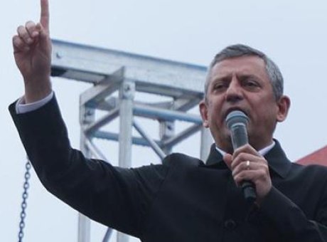 Denizli’de B&uuml;y&uuml;k &Ccedil;arpışma: CHP Lideri &Ouml;zel, Emeklilere Seslenerek İktidarı Sarsmayı Hedefliyor