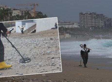 Dev Dalgalar Altında Altın Avına &Ccedil;ıkan Cesur Antalya Sakinleri