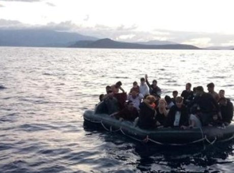 Ege Denizi’nde D&uuml;zensiz G&ouml;&ccedil;men Operasyonu: 74 Kişi Karaya &Ccedil;ıkarıldı