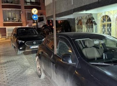 İstanbul’da Fırtına Dehşeti: &Ccedil;atıdan D&uuml;şen Demir Profil, Facianın Eşiğinden D&ouml;nd&uuml;!