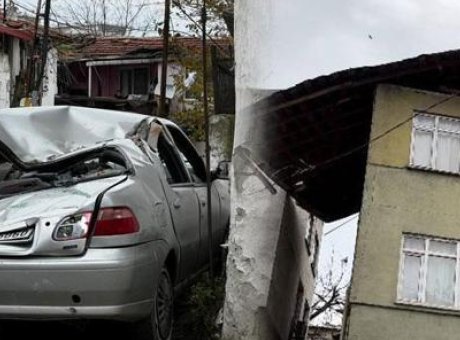İstanbul’da Lodos Dehşeti: &Ccedil;atı U&ccedil;tu, Ara&ccedil;lar Zarar G&ouml;rd&uuml;!