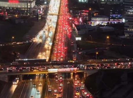 İstanbul’da Trafik Alarmı: Yoğunluk Y&uuml;zde 89’u Aştı, Ara Tatil Kaosu!