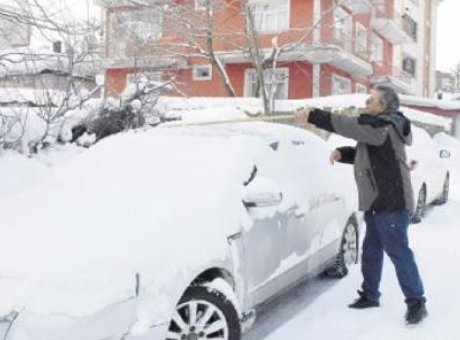 İstanbul’u Esir Alan Soğuk Hava: Kar Yağışı ve Uçuş İptalleri Korkuttu!
