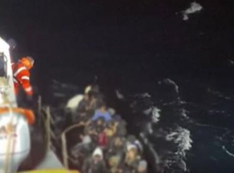 İzmir’de G&ouml;&ccedil;men Botu Faciası: 37 Kurtarıldı, 1 Kayıp!