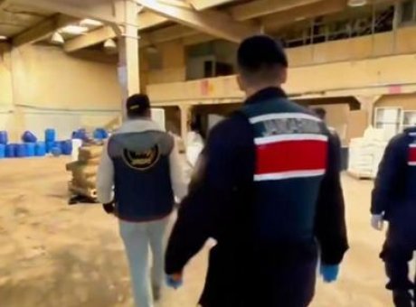 İzmir’de Uyuşturucu İmalathanesi &Ccedil;&ouml;kertildi: 1,6 Ton Ham Madde Ele Ge&ccedil;irildi!