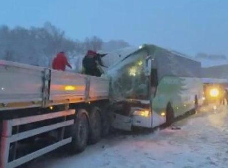 Karla Kaplı Yolda Feci Kaza: Yolcu Otob&uuml;s&uuml; TIR&rsquo;a &Ccedil;arptı, 7 Yaralı!