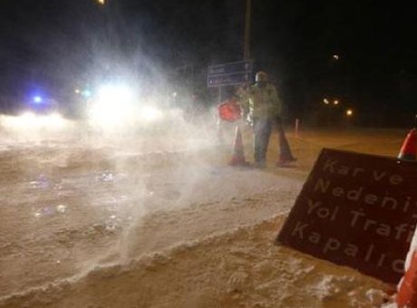 Kars’ta Kar Fırtınası: Ulaşım &Ccedil;&ouml;kt&uuml;, Yollar Kapatıldı!