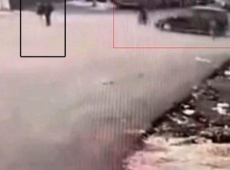 Kaza Anları Şok Etti: Motosiklet Yayaya &Ccedil;arptı!