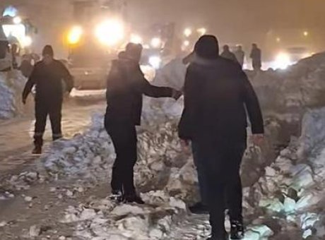 Kışın Zorlu Y&uuml;z&uuml;: Bitlis’te &Ccedil;ığ Altında Kalan Tanker S&uuml;r&uuml;c&uuml;s&uuml; Kurtarıldı