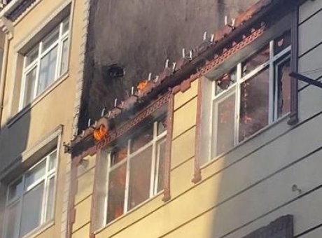 K&uuml;&ccedil;&uuml;k&ccedil;ekmece’de Yangın Panik Yarattı: Bitişik Binalara Sı&ccedil;radı!