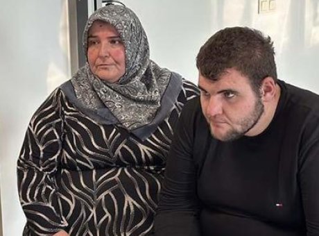 Mide K&uuml;&ccedil;&uuml;ltme Ameliyatı ile 6 Ayda 50 Kilo Verdi: Anne-Oğulun İnanılmaz D&ouml;n&uuml;ş&uuml;m&uuml;