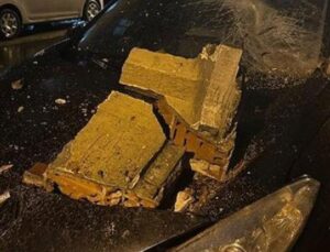 Riskli Bina Balkonu &Ccedil;&ouml;kt&uuml;: Park Halindeki Ara&ccedil; Zarar G&ouml;rd&uuml;