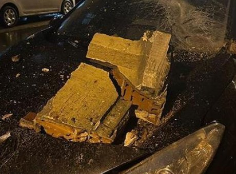 Riskli Bina Balkonu &Ccedil;&ouml;kt&uuml;: Park Halindeki Ara&ccedil; Zarar G&ouml;rd&uuml;