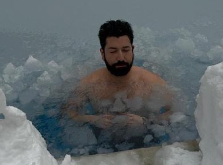 Soğuk Havada Cesurca Suya Giren Adamın Şaşırtan Deneyimi