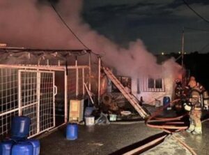 Sultangazi'de Gece Yarısı Patlayan Yangın: İki İş Yeri K&uuml;l Oldu!