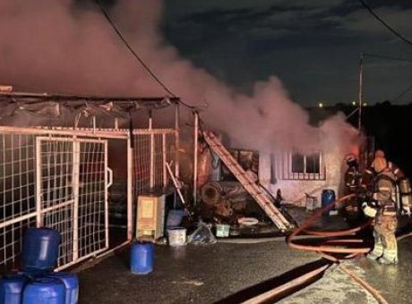 Sultangazi’de Gece Yarısı Patlayan Yangın: İki İş Yeri K&uuml;l Oldu!