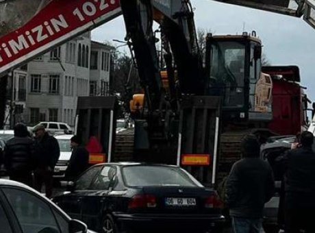 Sürükleyici Kaza: TIR’ın Üzerindeki Ekskavatör, 7 Araca Zarar Verdi!
