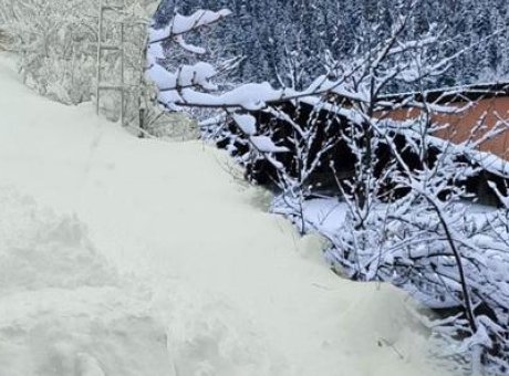 T&uuml;rkiye&rsquo;yi Beyaz Kıyafetle Saran Kar: 2 Metreyi Aşan Kalınlıkla Ulaşım Krizi!