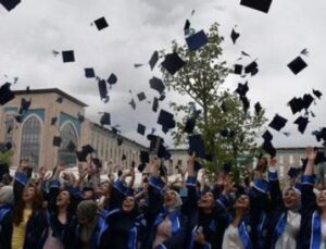 &Uuml;niversiteyi &Uuml;&ccedil; Yılda Bitirmek M&uuml;mk&uuml;n M&uuml;? Yeni Model Detayları Ortaya &Ccedil;ıktı!