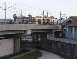 Adana’da Hafif Raylı Sistem Kaza Yaptı: Yolcular Korku Dolu Anlar Yaşadı