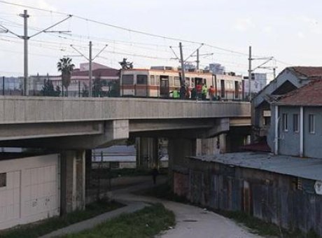 Adana’da Hafif Raylı Sistem Kaza Yaptı: Yolcular Korku Dolu Anlar Yaşadı