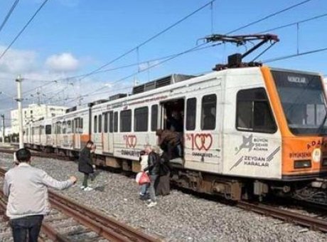 Adana’da Metro Faciası Eşik Etti: Raydan &Ccedil;ıkan Vagon Direğe &Ccedil;arptı!