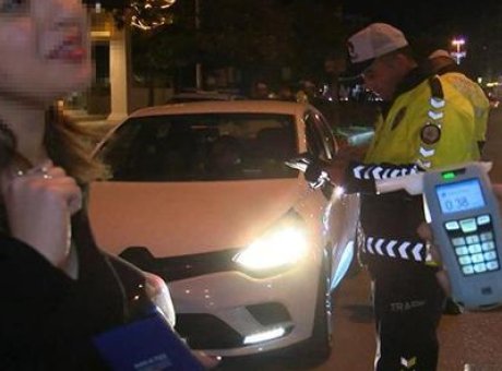 Alkol Kontrol&uuml;nde Şok: Aday S&uuml;r&uuml;c&uuml;n&uuml;n Ehliyeti İptal Edildi, “Beni &Ccedil;ekmeyin!” Dedi